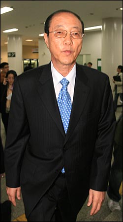 <동아일보> 여기자를 성추행한 혐의로 1심에서 징역 6월 집행유예 1년을 선고받았던 최연희 의원.
